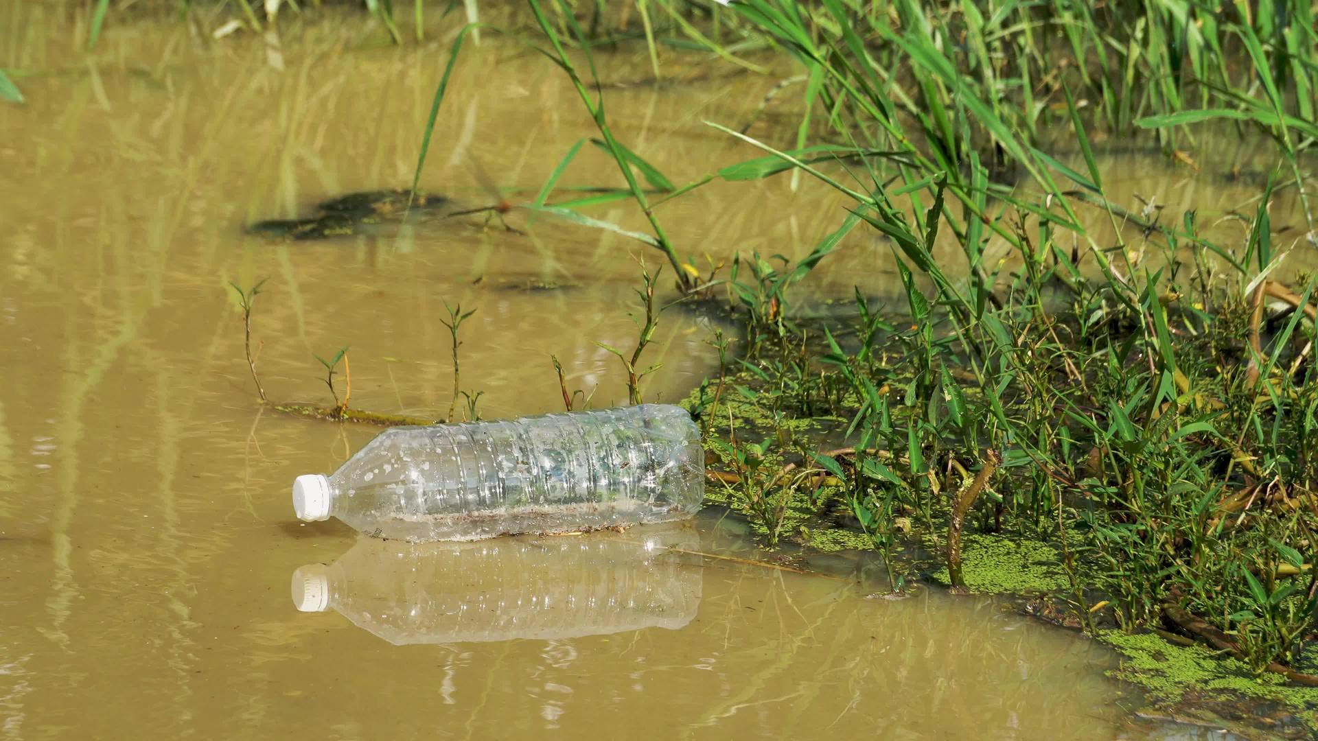 透明塑料废料瓶流动视频的预览图