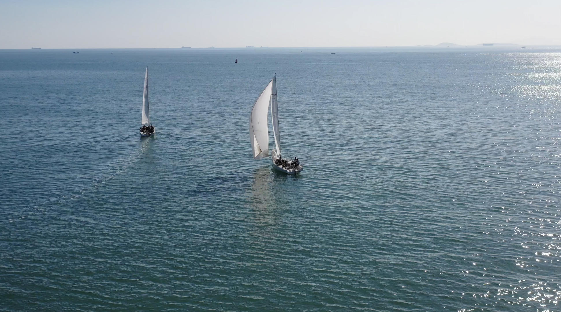青岛海滨风光大海中的帆船视频的预览图