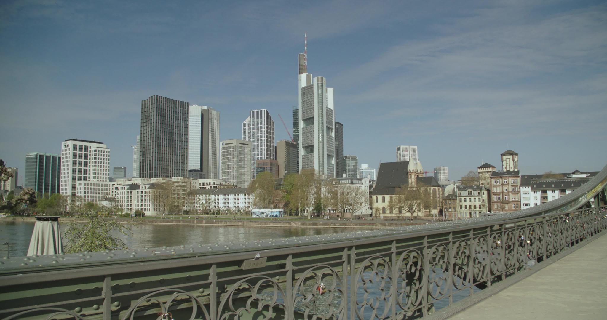 来自EisernerSteg桥的Frankfut金融区视频的预览图