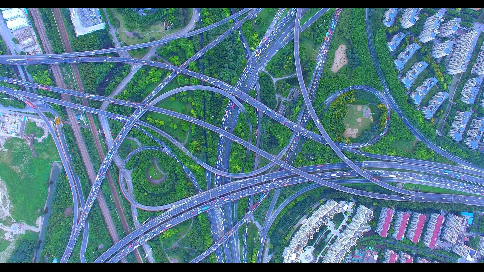 上海高架路垂直航拍视频的预览图