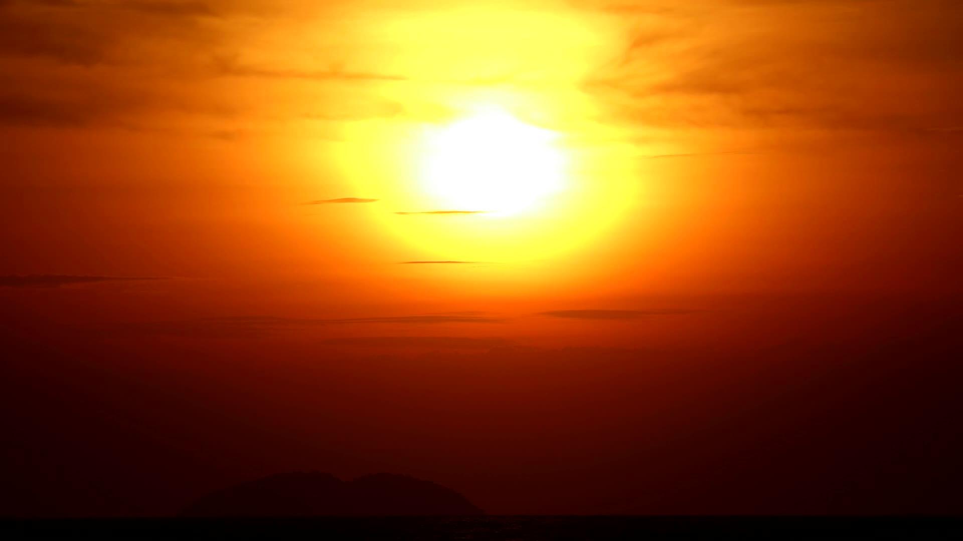 日落的天际渔船超过了周围岛屿的时间视频的预览图