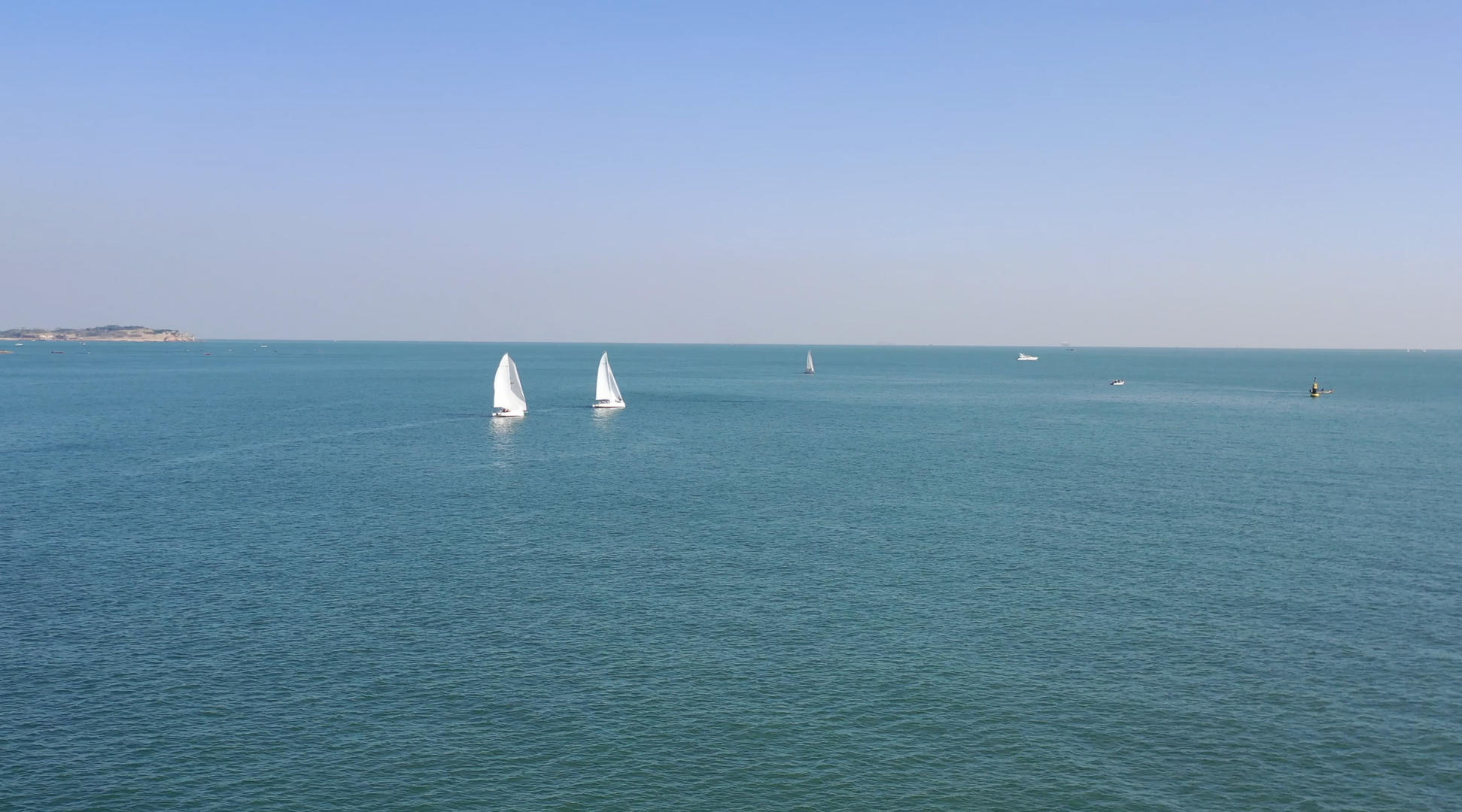 大海中航行的帆船航拍4K视频视频的预览图