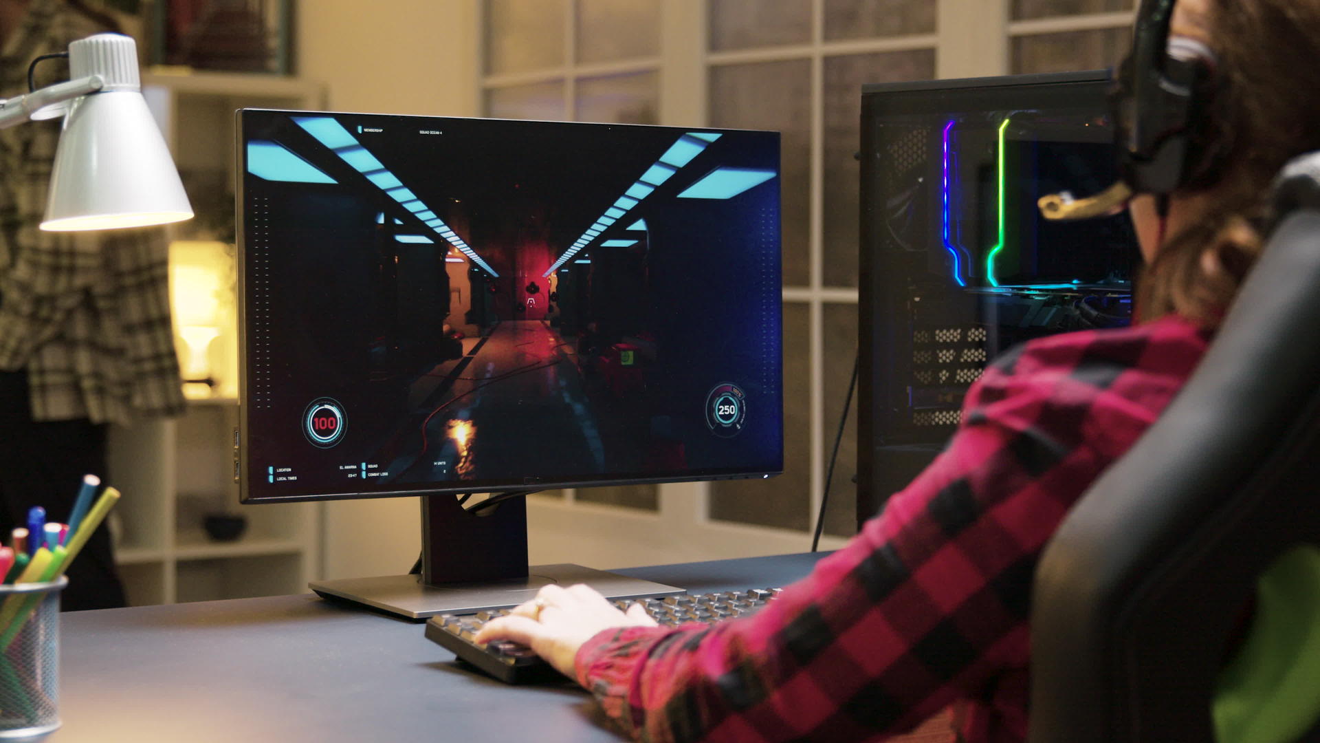 坐在游戏椅上的女性耳机在电脑上玩电子游戏视频的预览图