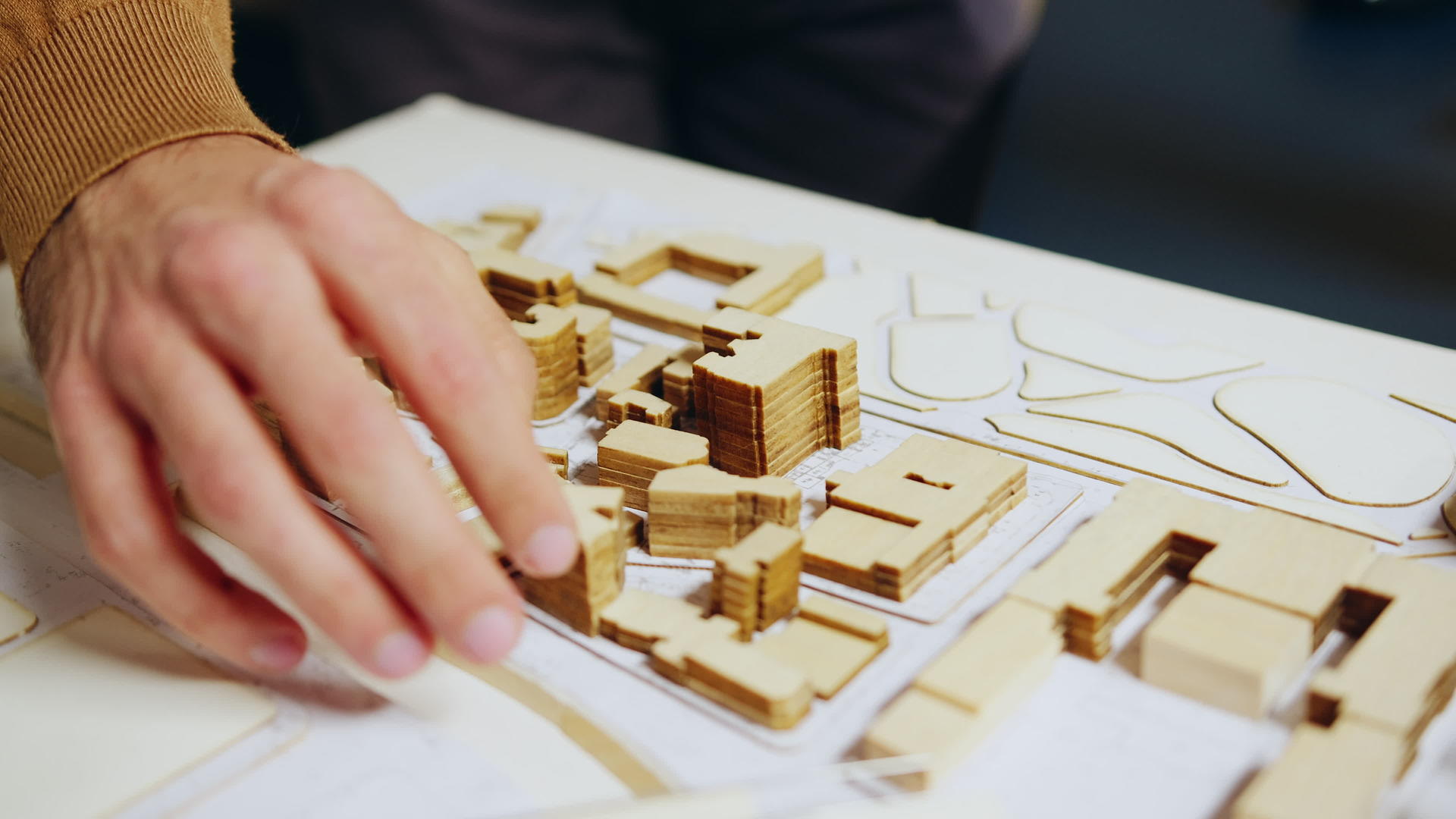 建筑师亲自检查了城市模式的概念视频的预览图