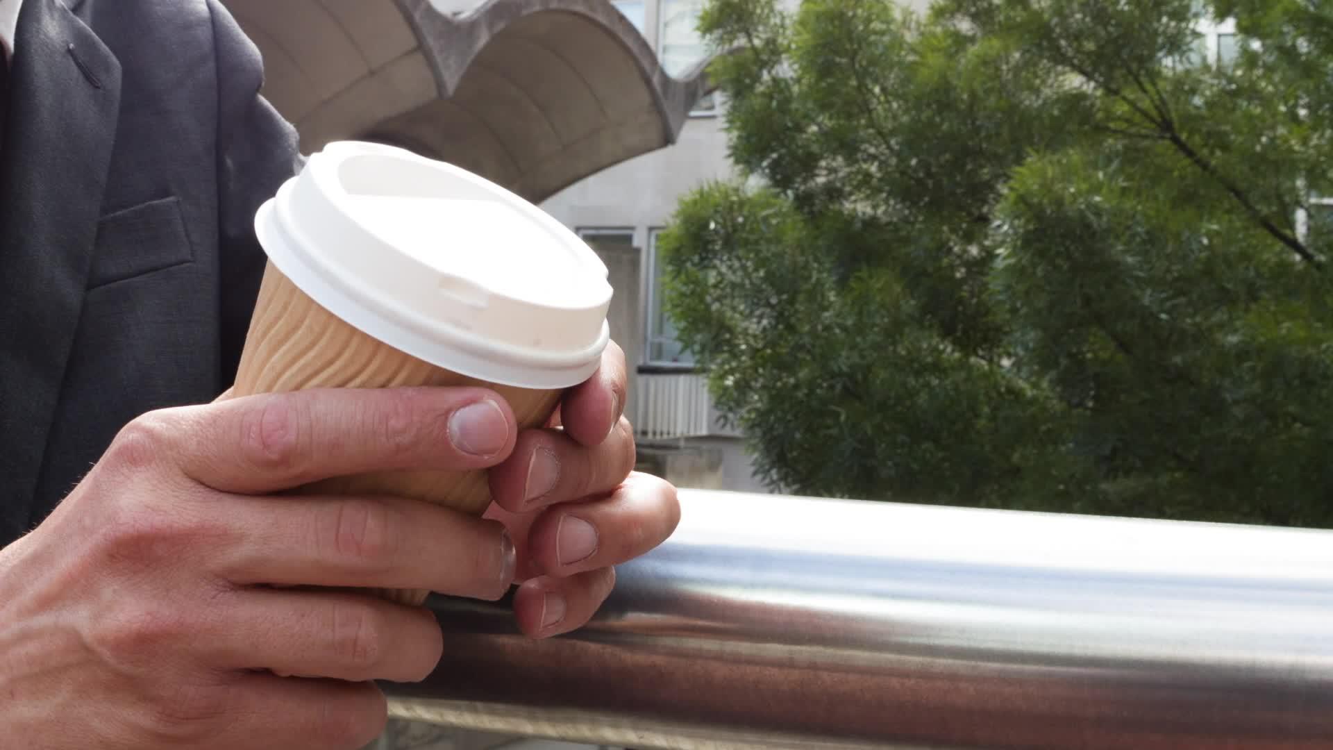 中年咖啡商人休息喝咖啡喝咖啡视频的预览图