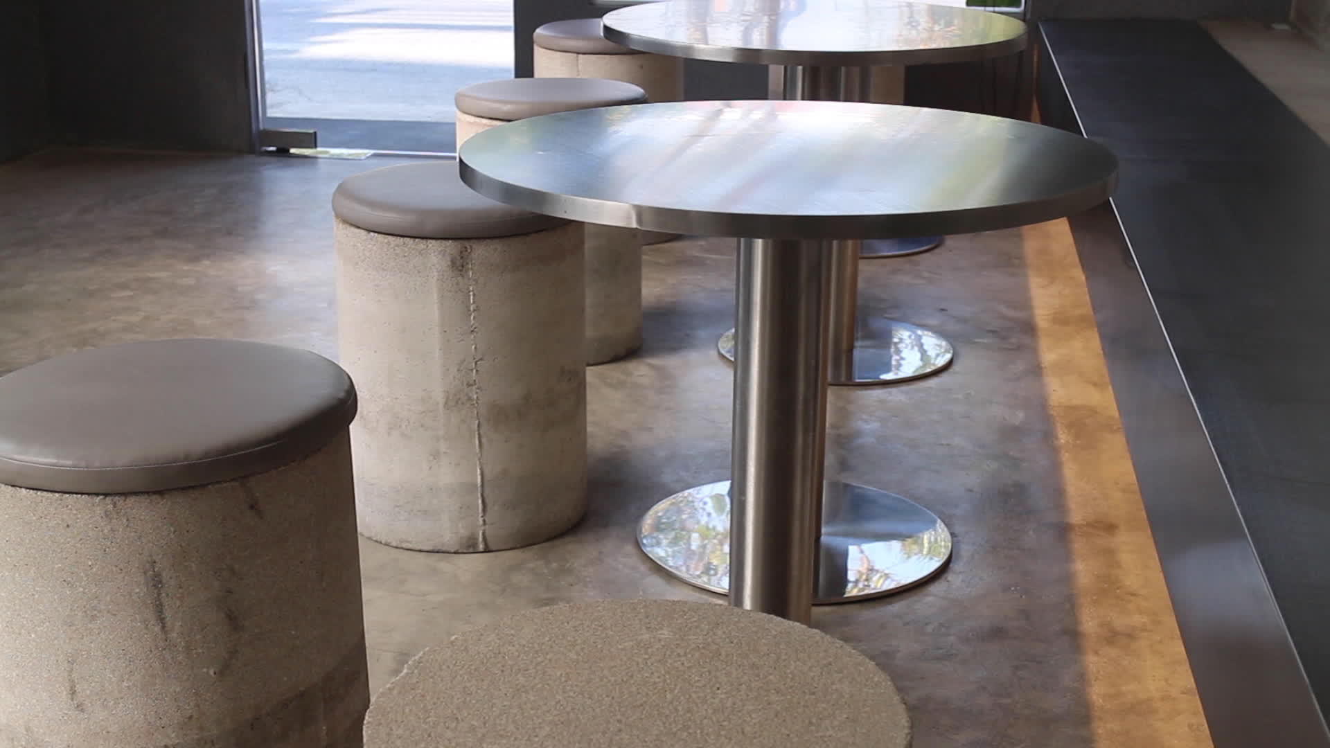 现代街头咖啡馆家具视频的预览图