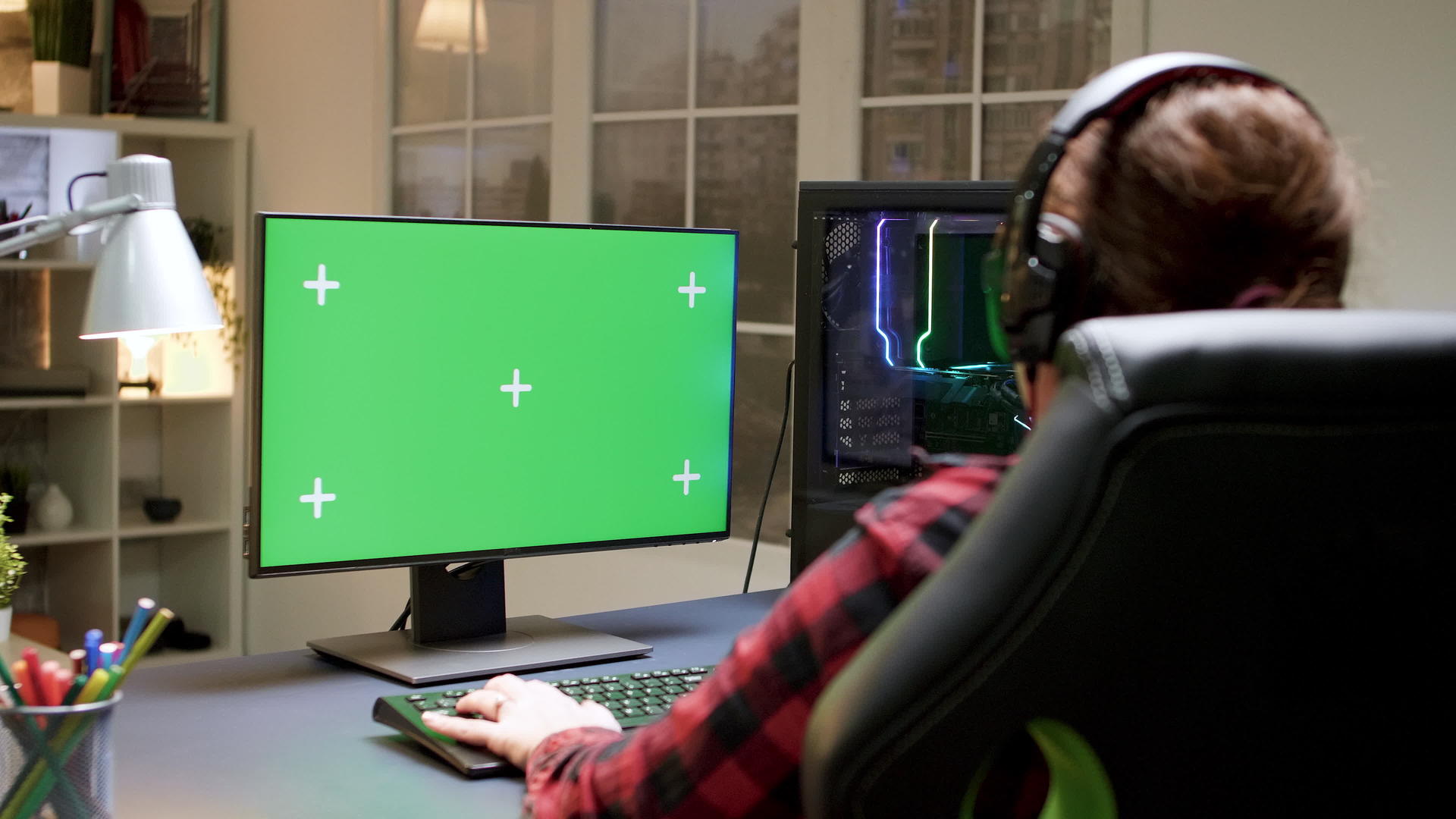 支持女性玩家在电脑上玩游戏的肩部拍摄视频的预览图