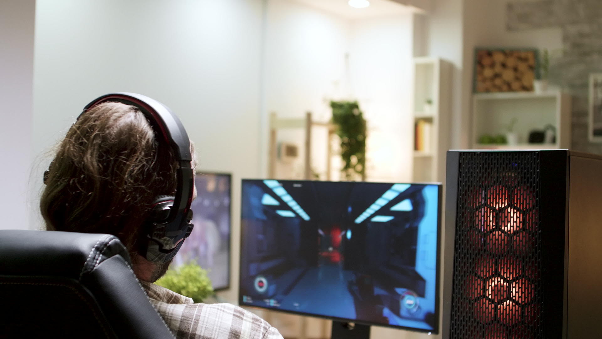 长发玩射击游戏的人的肩膀被枪手拍到视频的预览图
