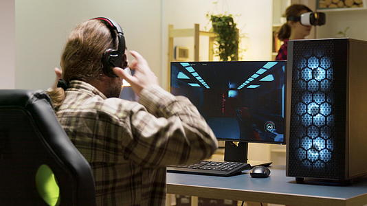 一个人在电脑电子游戏中输掉比赛后把头放在桌子上视频的预览图