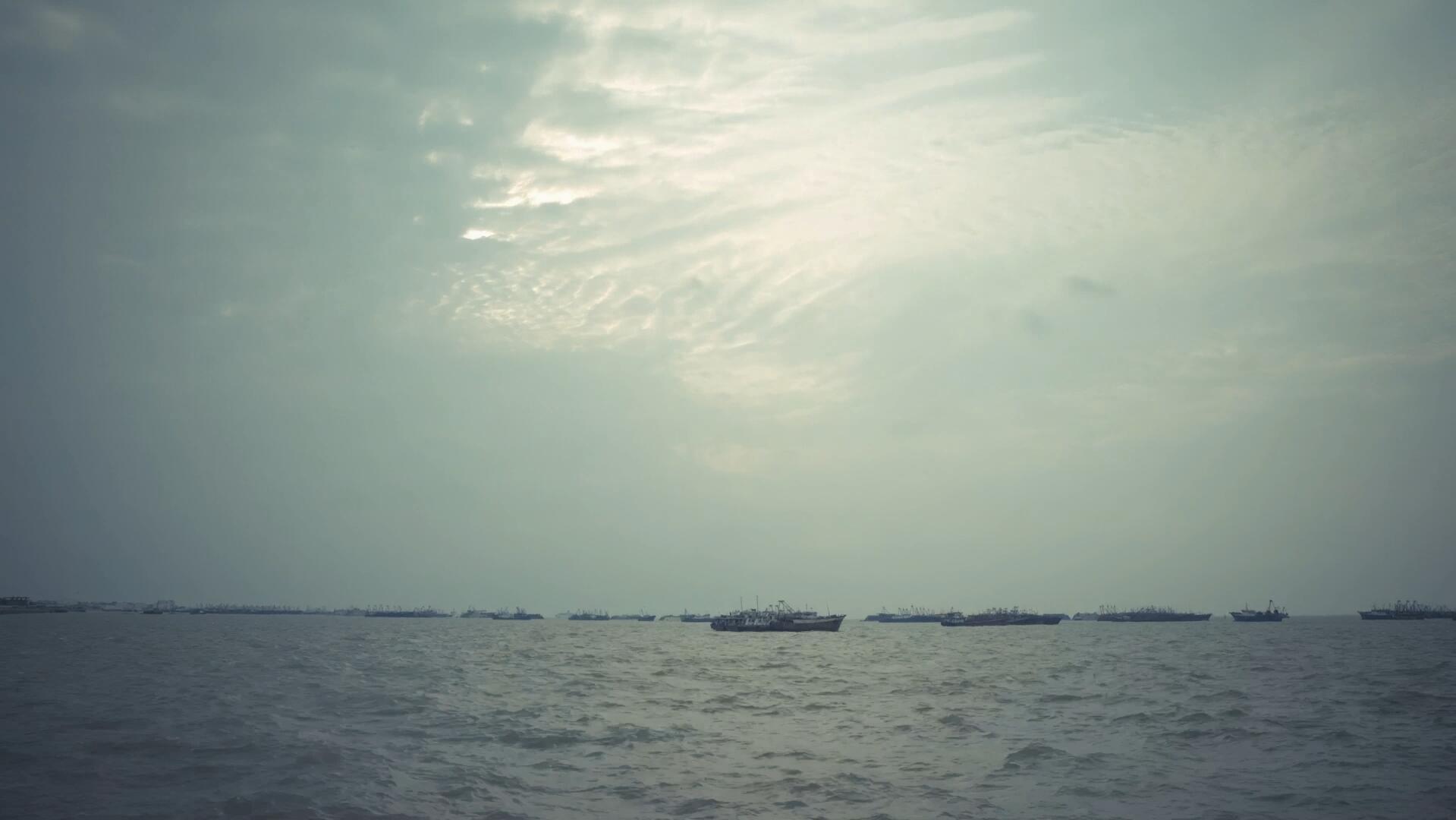暴风雨来临前避风港渔船延时视频的预览图
