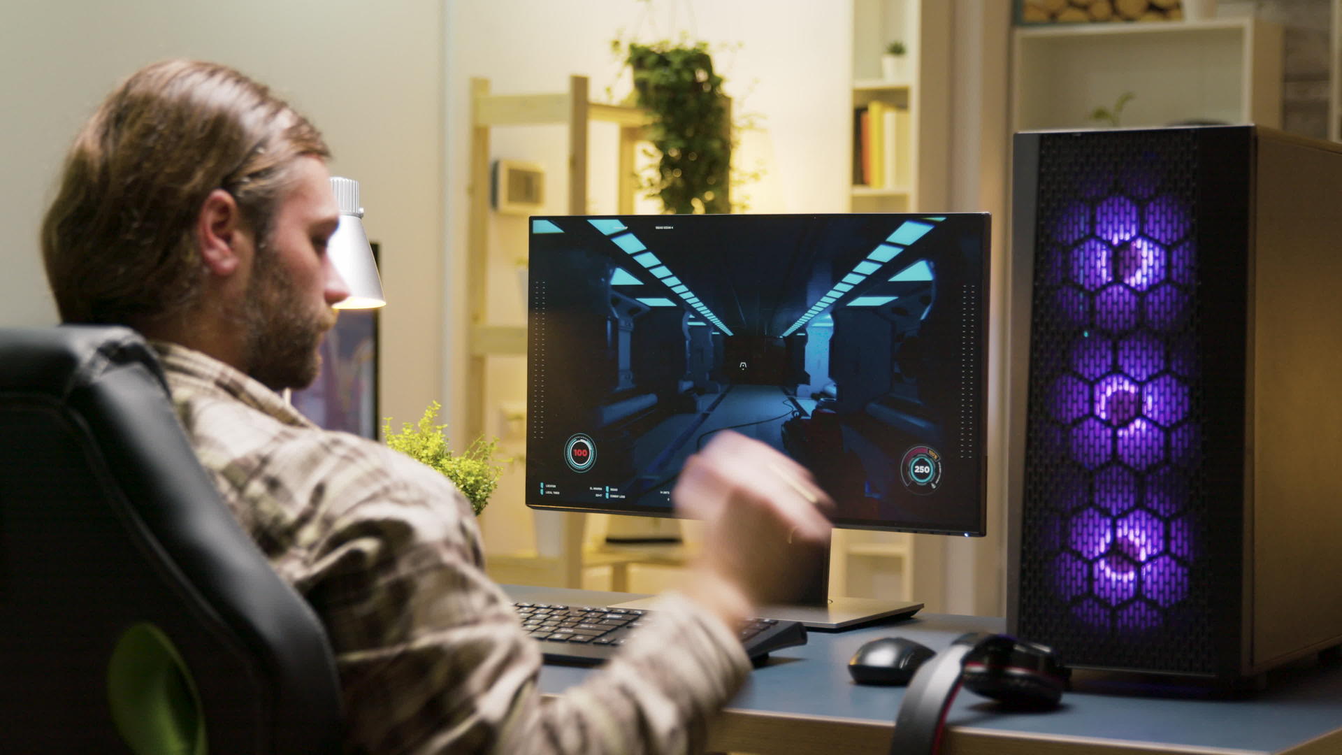 在开始在电脑上玩电子游戏之前男人正在伸展视频的预览图