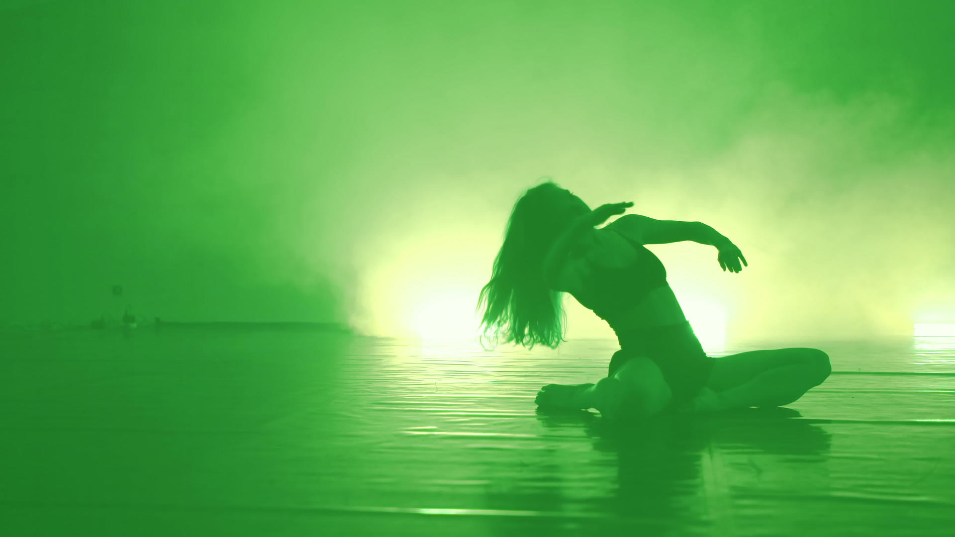 在烟雾舞台上年轻美丽的芭蕾舞演员在黑暗中跳舞视频的预览图