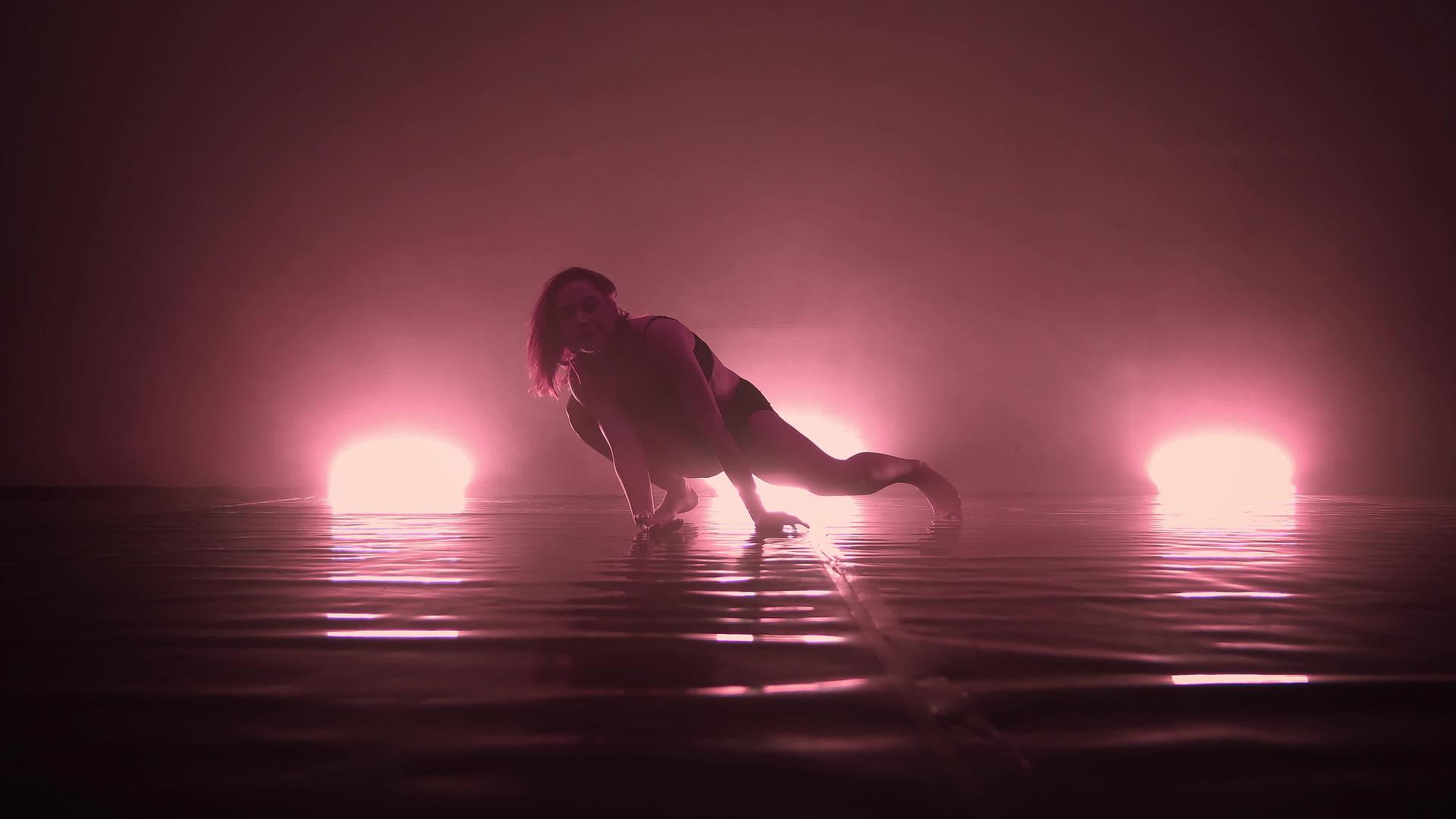 现代艺术家表演舞蹈元素视频的预览图