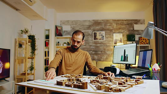建筑师在城市的历史部分建造摩天大楼以扩大现实视频的预览图