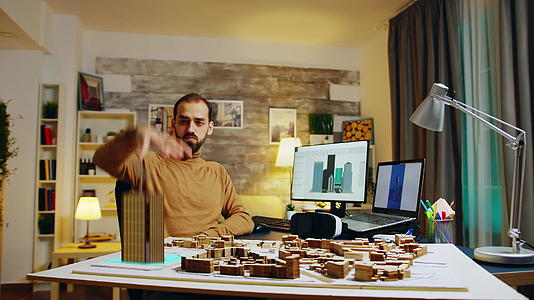 建筑师在家庭办公室工作努力扩大现实在城市建设视频的预览图