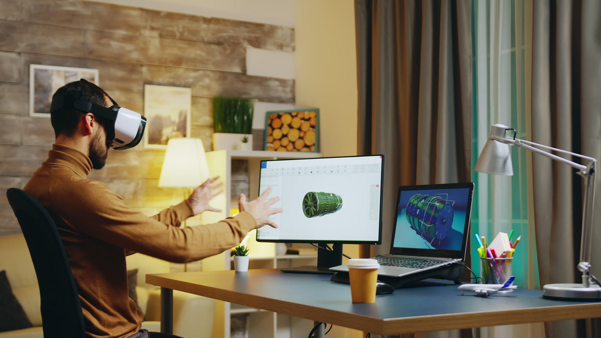 他的桌子上有一个带有虚拟现实耳机的工程师视频的预览图