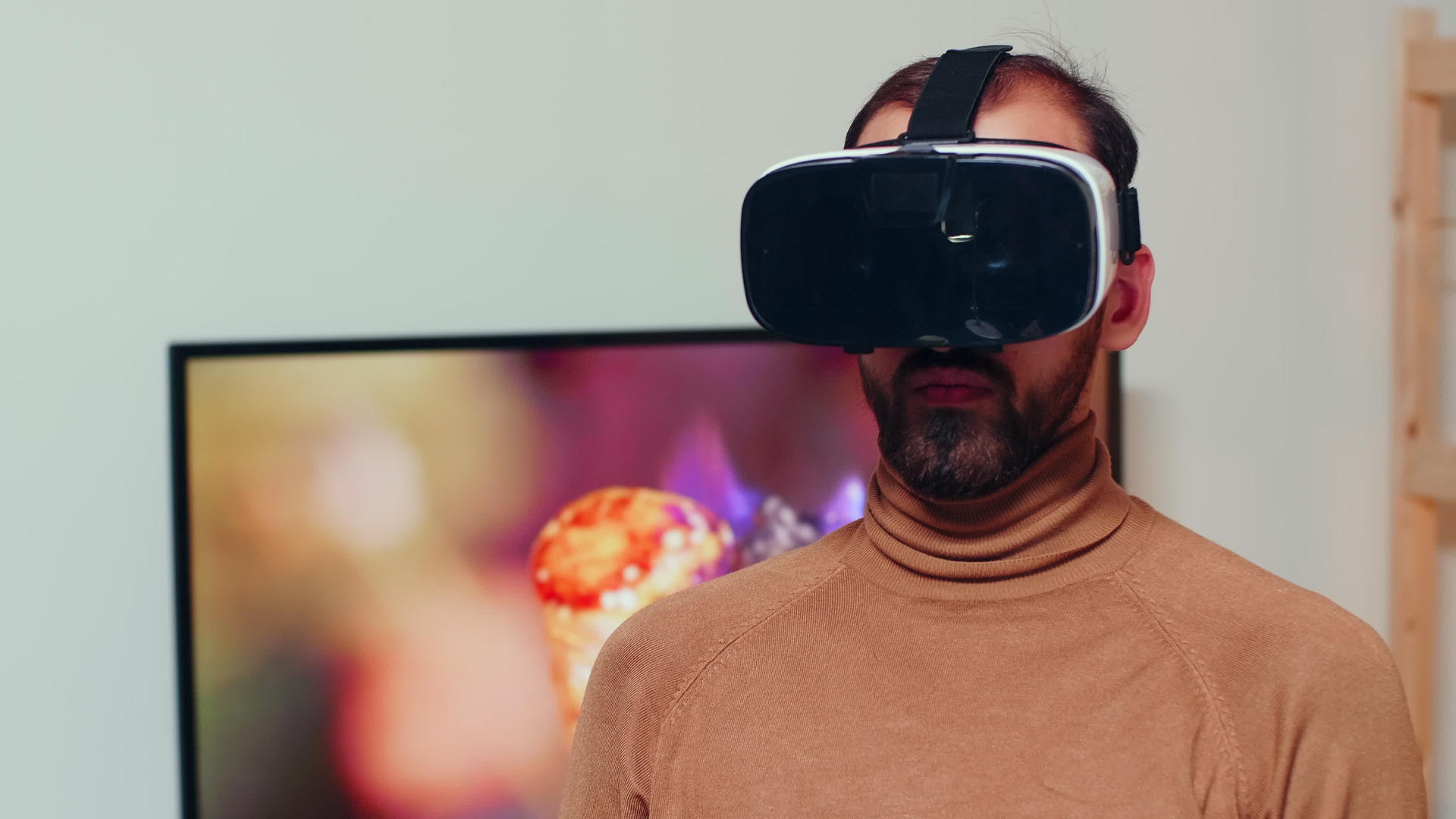 工程师戴着虚拟现实头盔视频的预览图