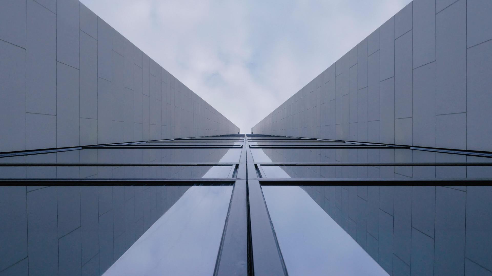 天空中玻璃混凝土结构的抽象视频的预览图