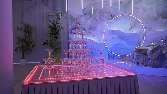 金字塔眼镜和香槟在婚礼生日或周年纪念日视频的预览图