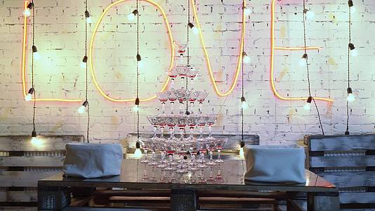 金字塔眼镜和香槟在婚礼生日或周年纪念日视频的预览图