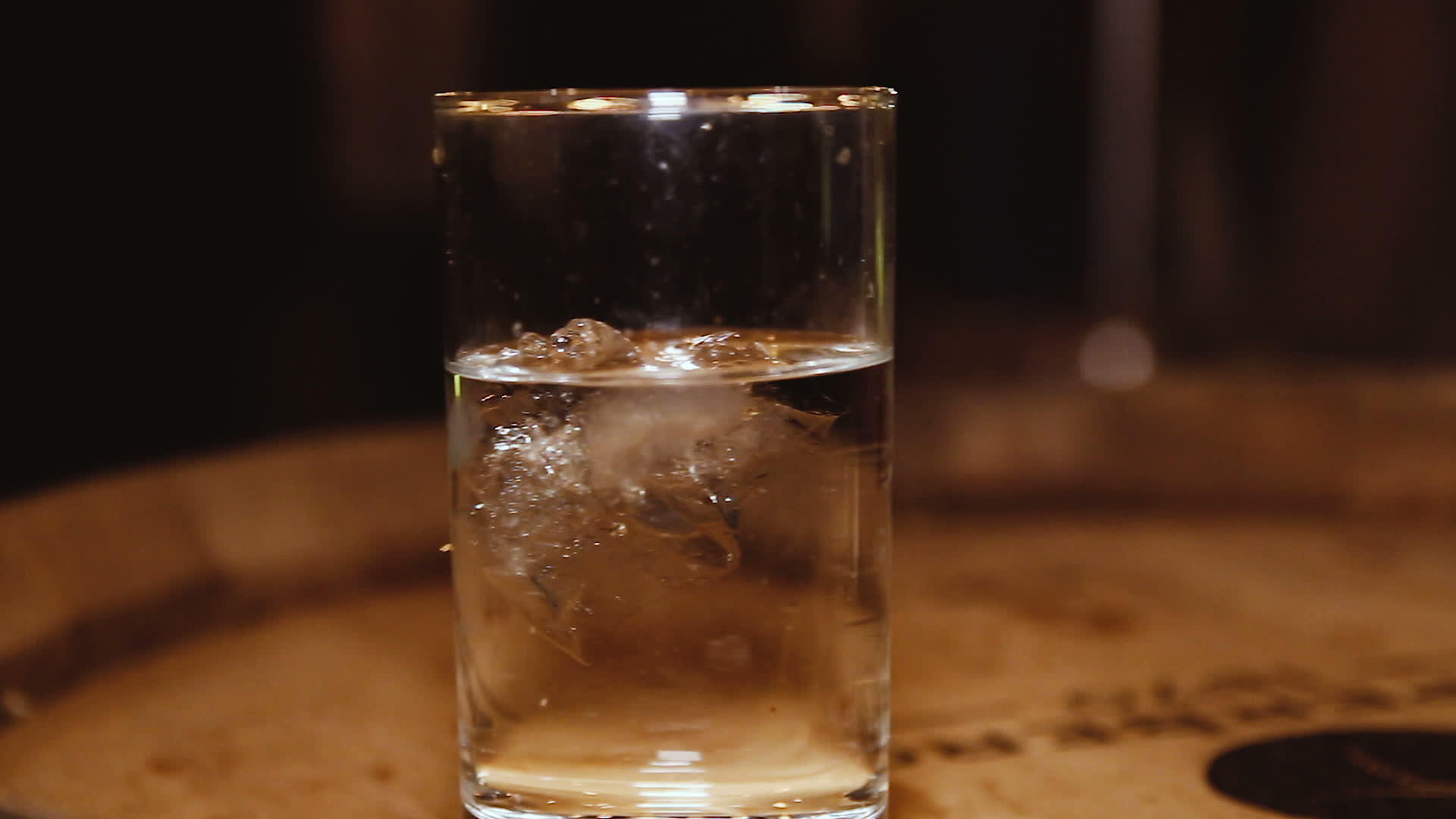 桶上的玻璃水和冰块视频的预览图