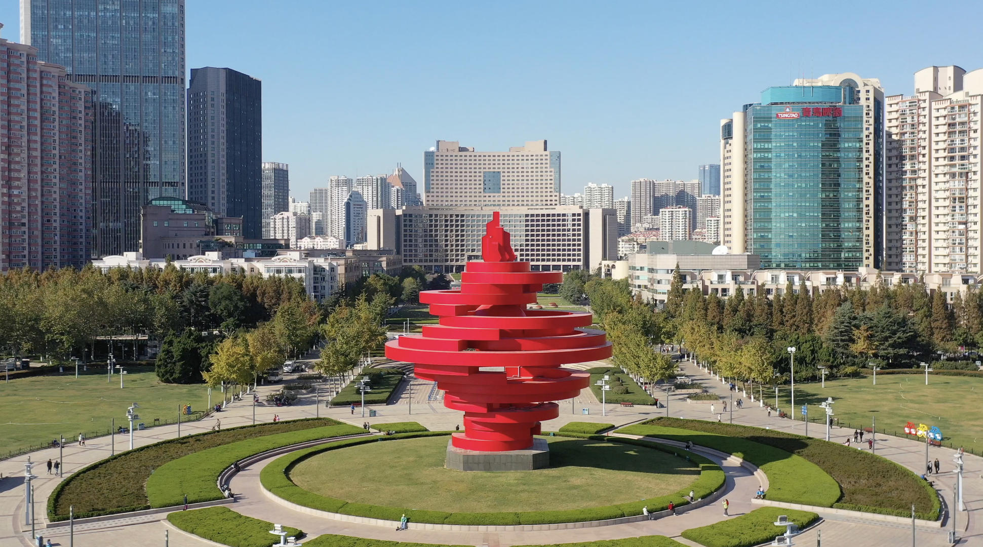 青岛城市风光五月的风雕塑视频的预览图