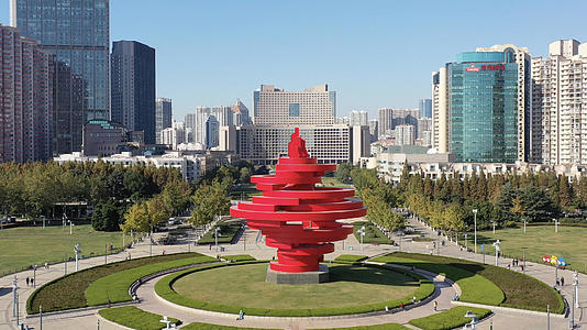 青岛城市风光五月的风雕塑视频的预览图