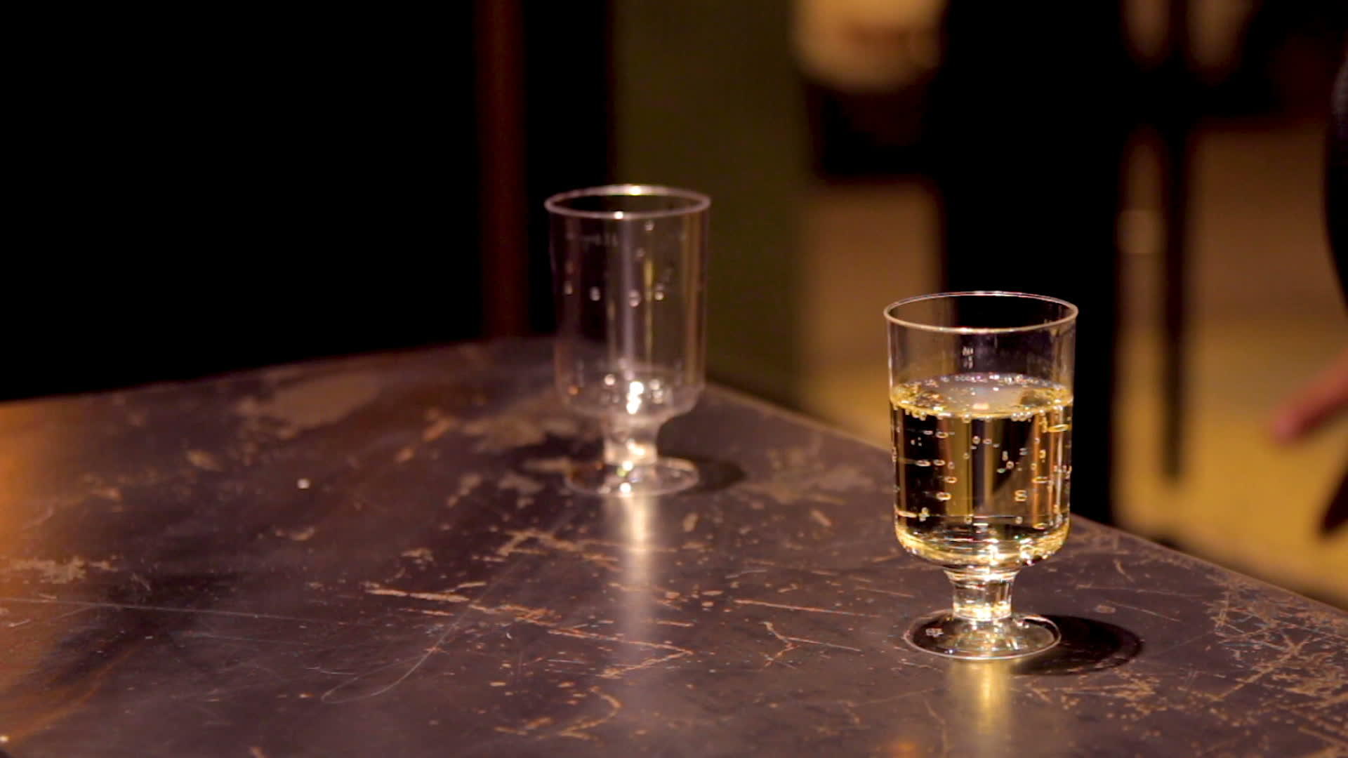桌子上的小杯香槟泡泡电影视频的预览图