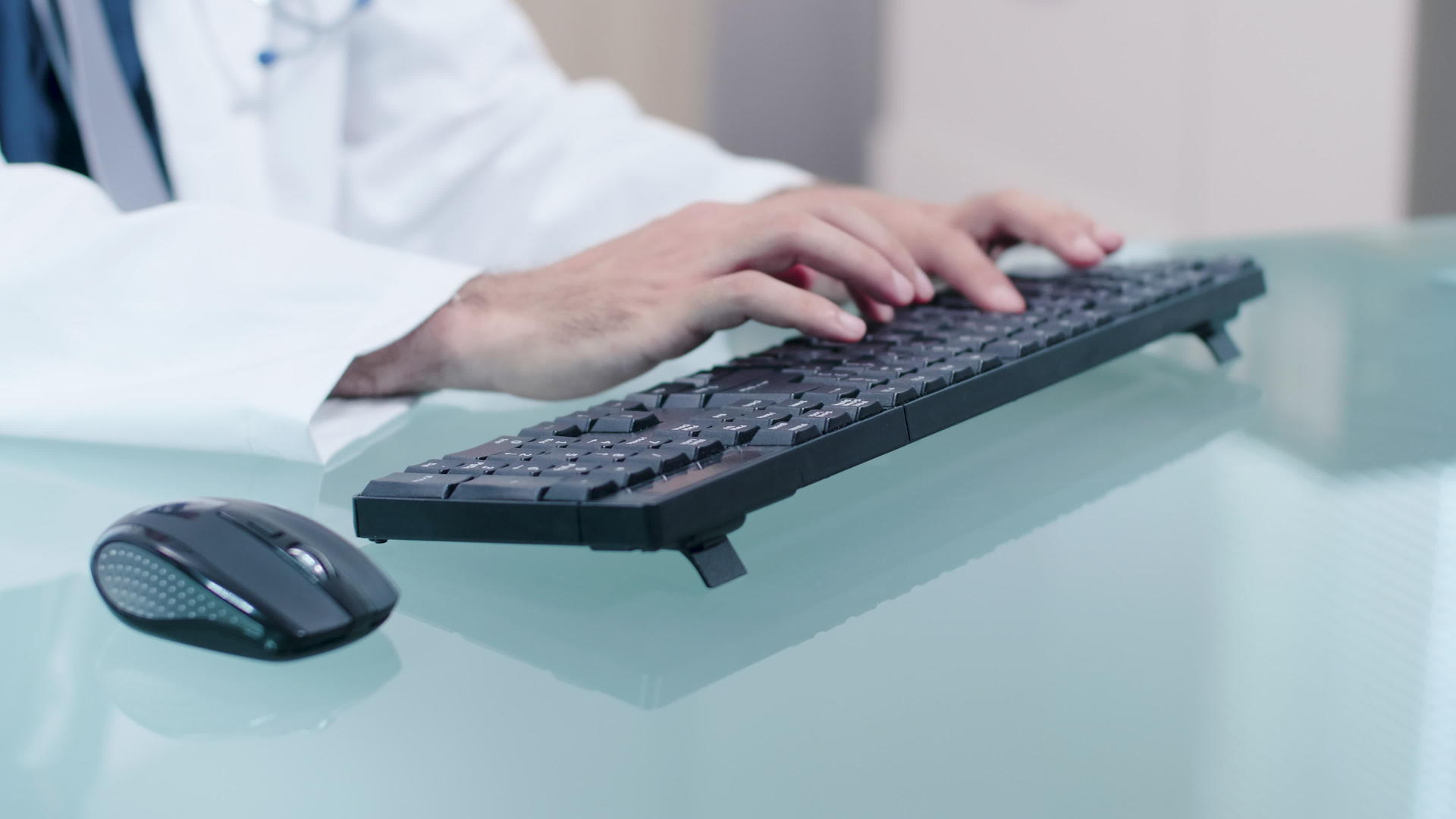 在电脑上工作的医生在键盘上打字视频的预览图