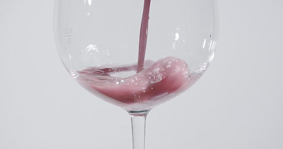 Mauve彩色液体进入酒杯视频的预览图
