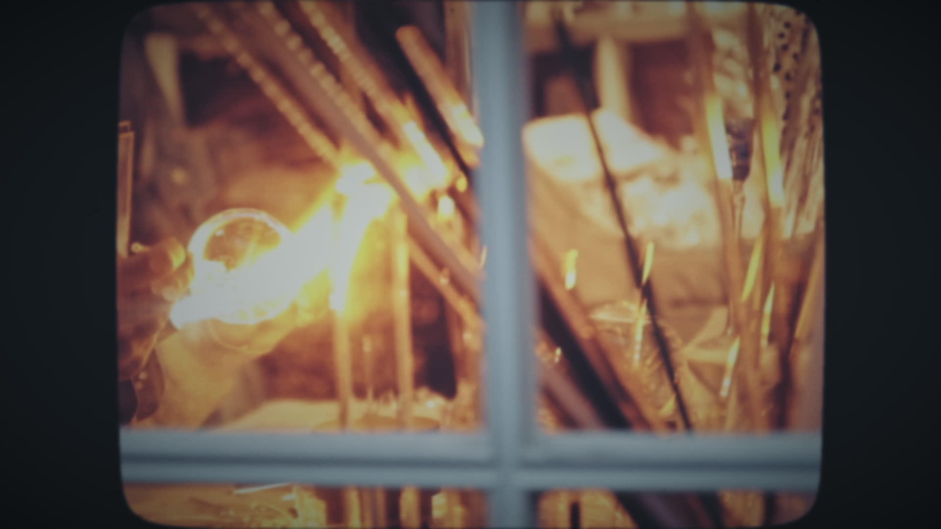 玻璃吹风机与火焰一起工作视频的预览图
