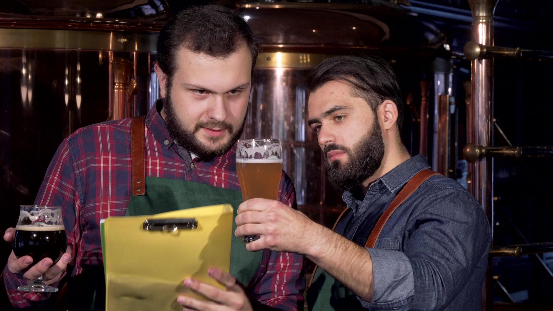 两名男性酿酒师一起检查了美味的手工啤酒视频的预览图