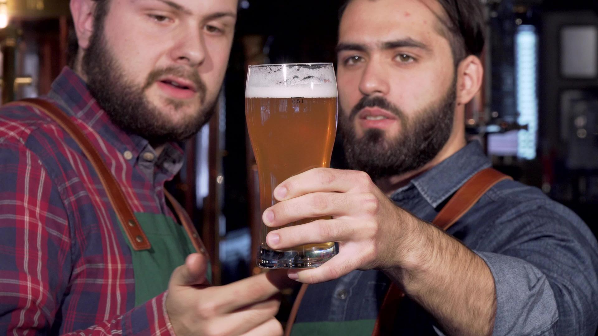 专业酿酒师检查杯子里美味的手工啤酒视频的预览图
