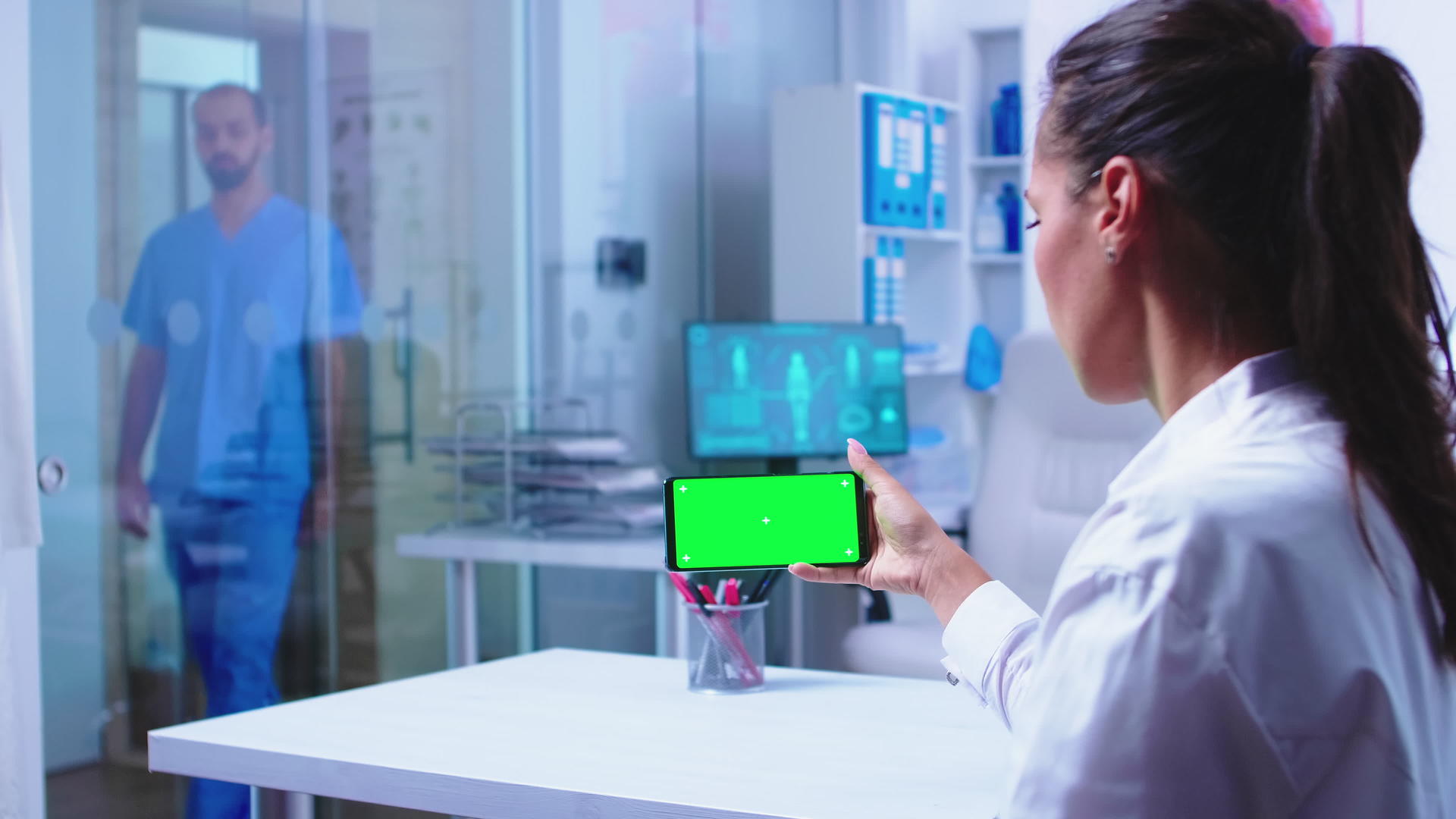 医生检查智能手机患者的诊断结果视频的预览图