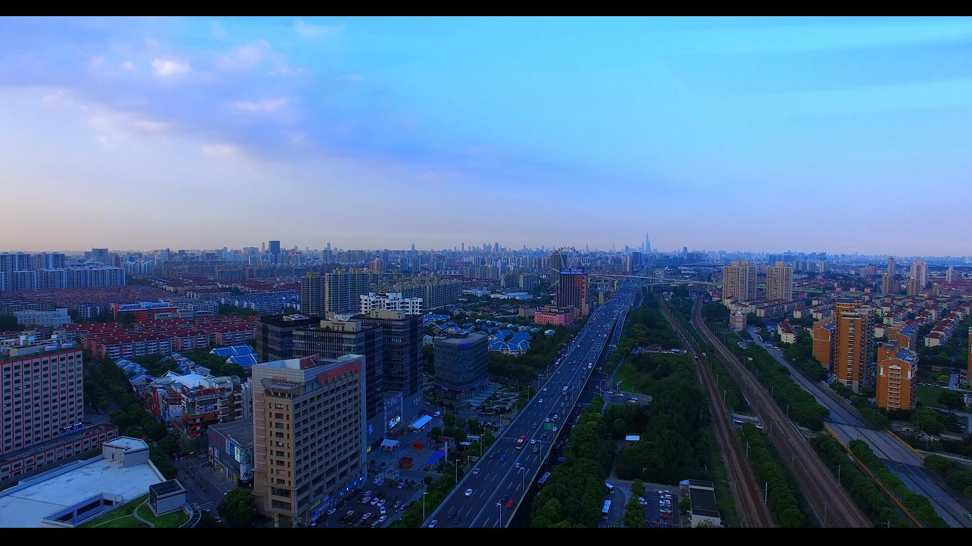 上海城市天际线清晨航拍视频的预览图