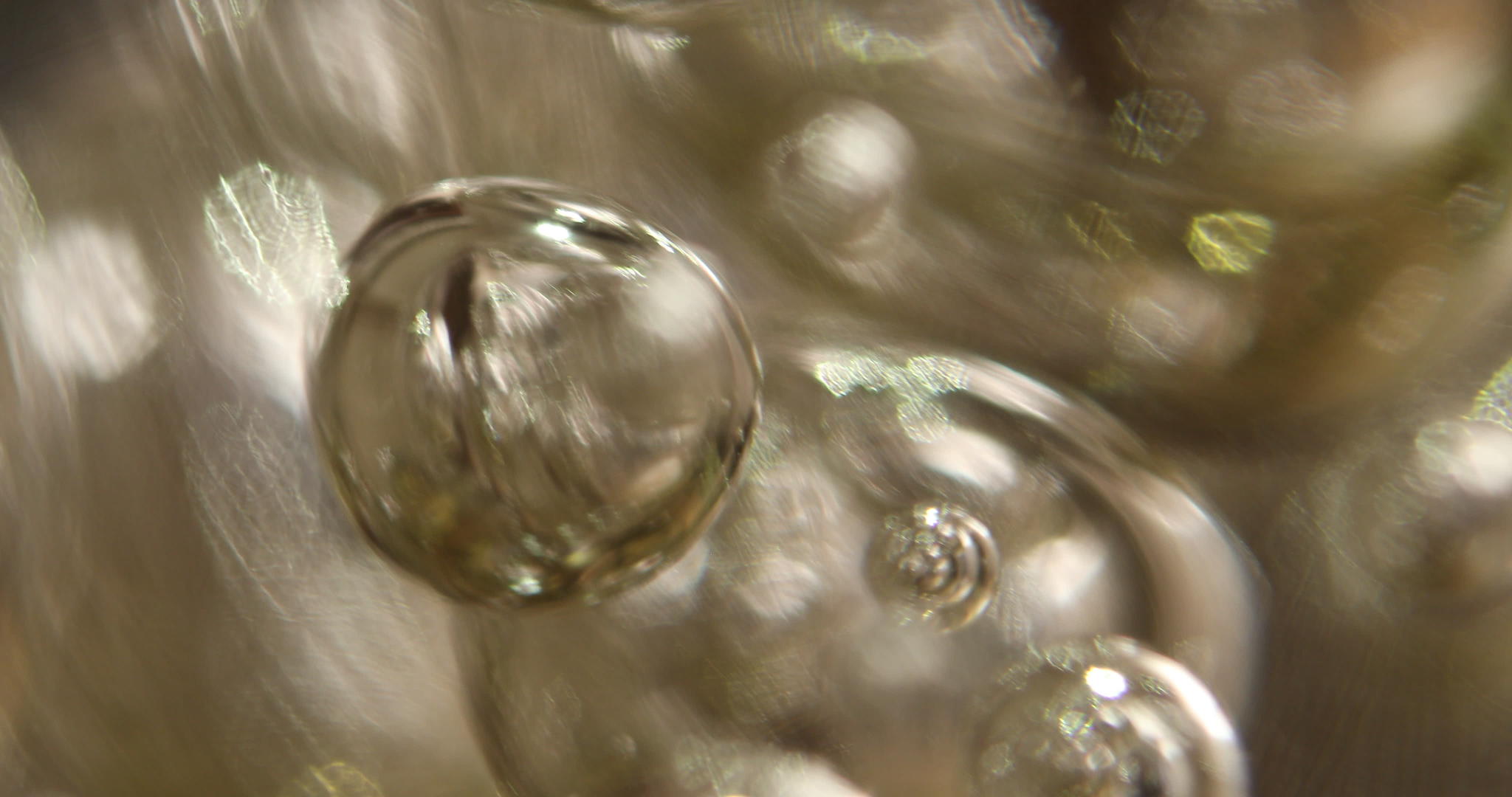 玻璃中的气泡视频的预览图