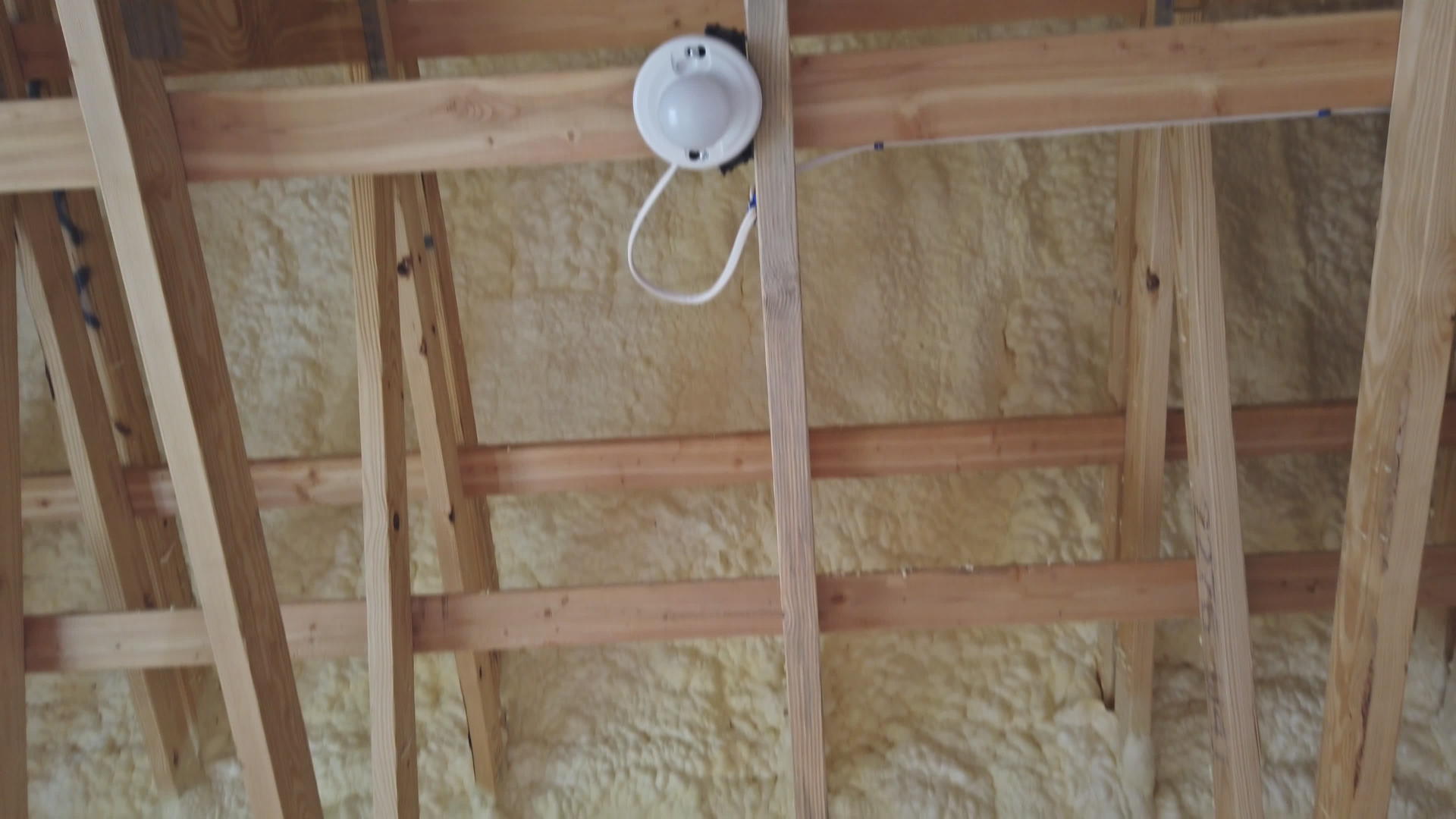 屋顶加热隔热炉房正在建造中视频的预览图