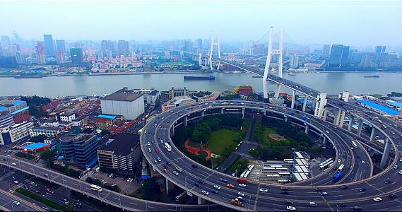 上海黄浦江南浦大桥航拍视频的预览图