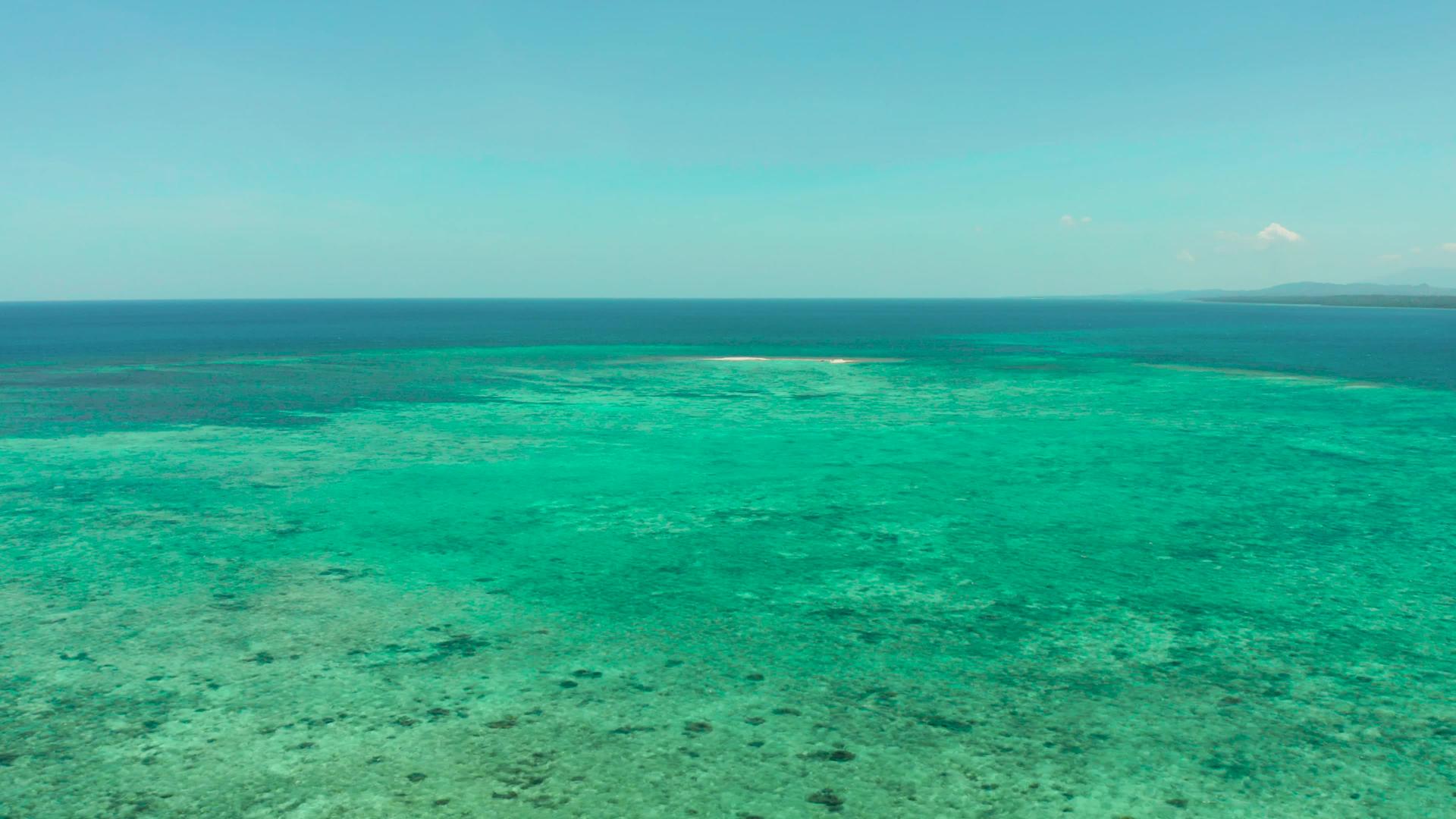 热带风景包括蓝海和环礁湖巴拉巴拉巴拉费利平斯视频的预览图