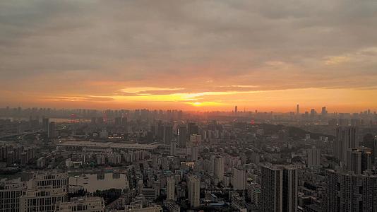 航拍绚丽的日落下的武汉长江主轴和城市建设视频的预览图