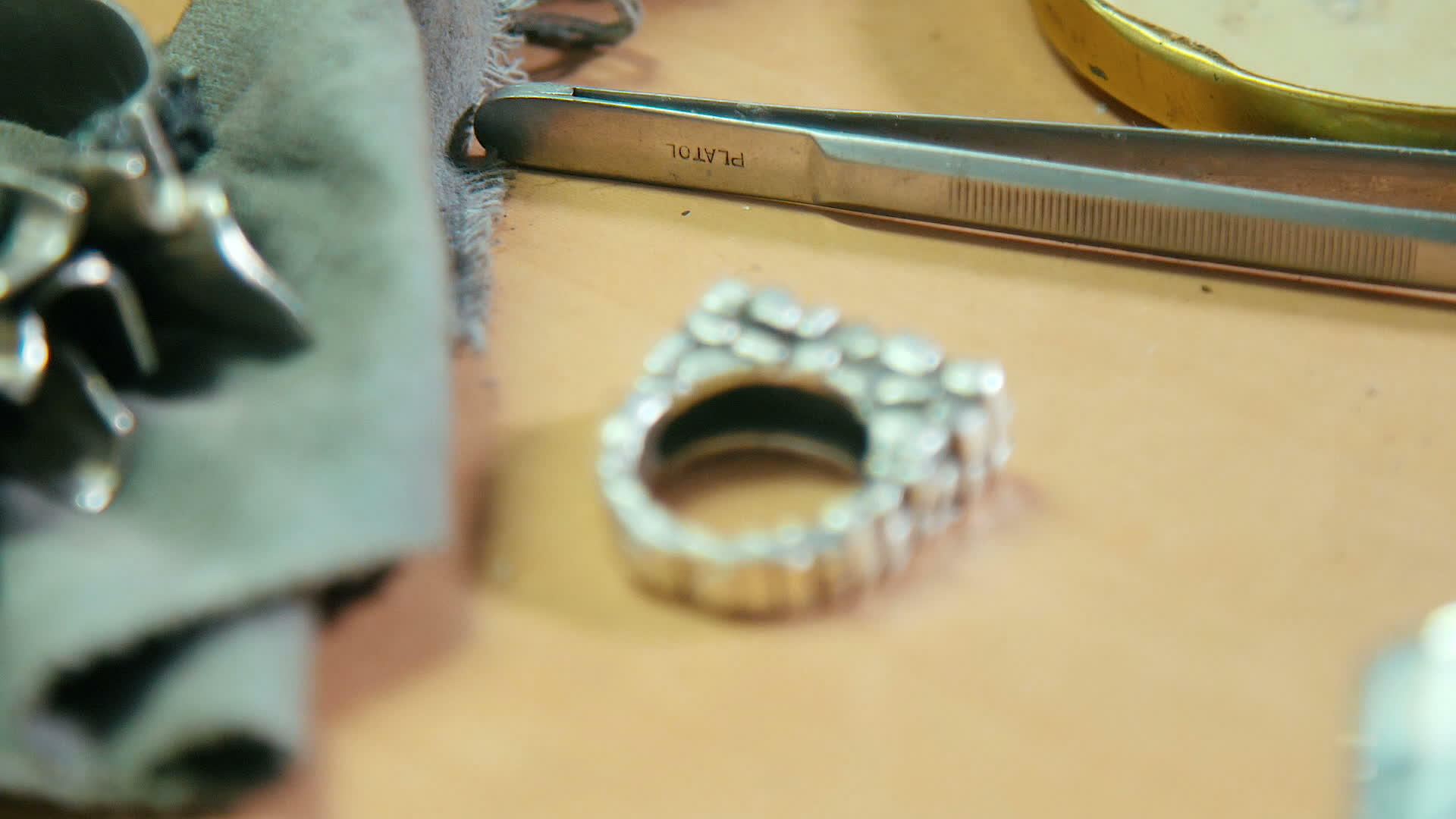 不同的金匠在珠宝车间使用专业工具和银环从事各种工作视频的预览图