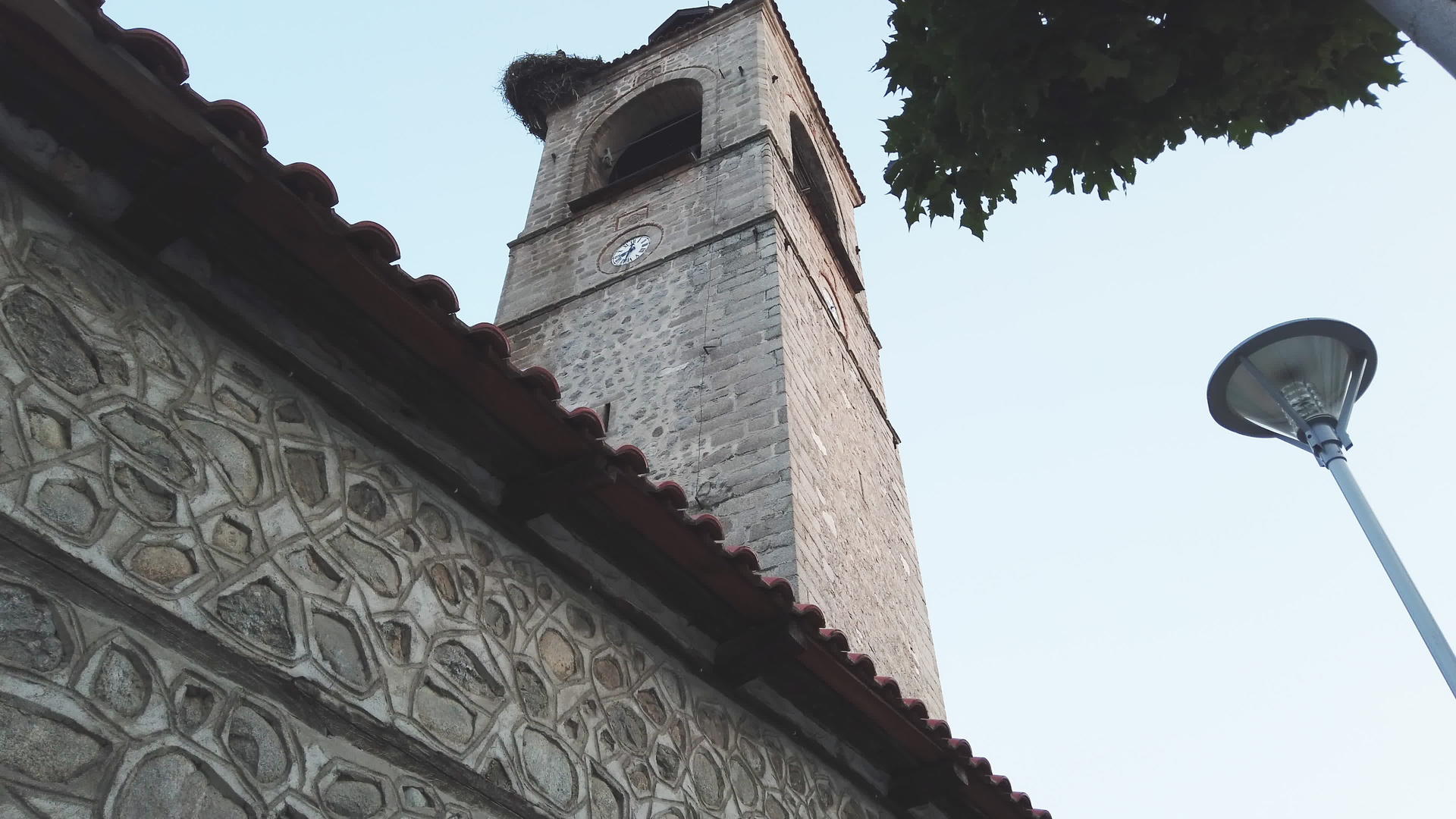 旧城教堂的顶端教堂位于旧城的禁区视频的预览图