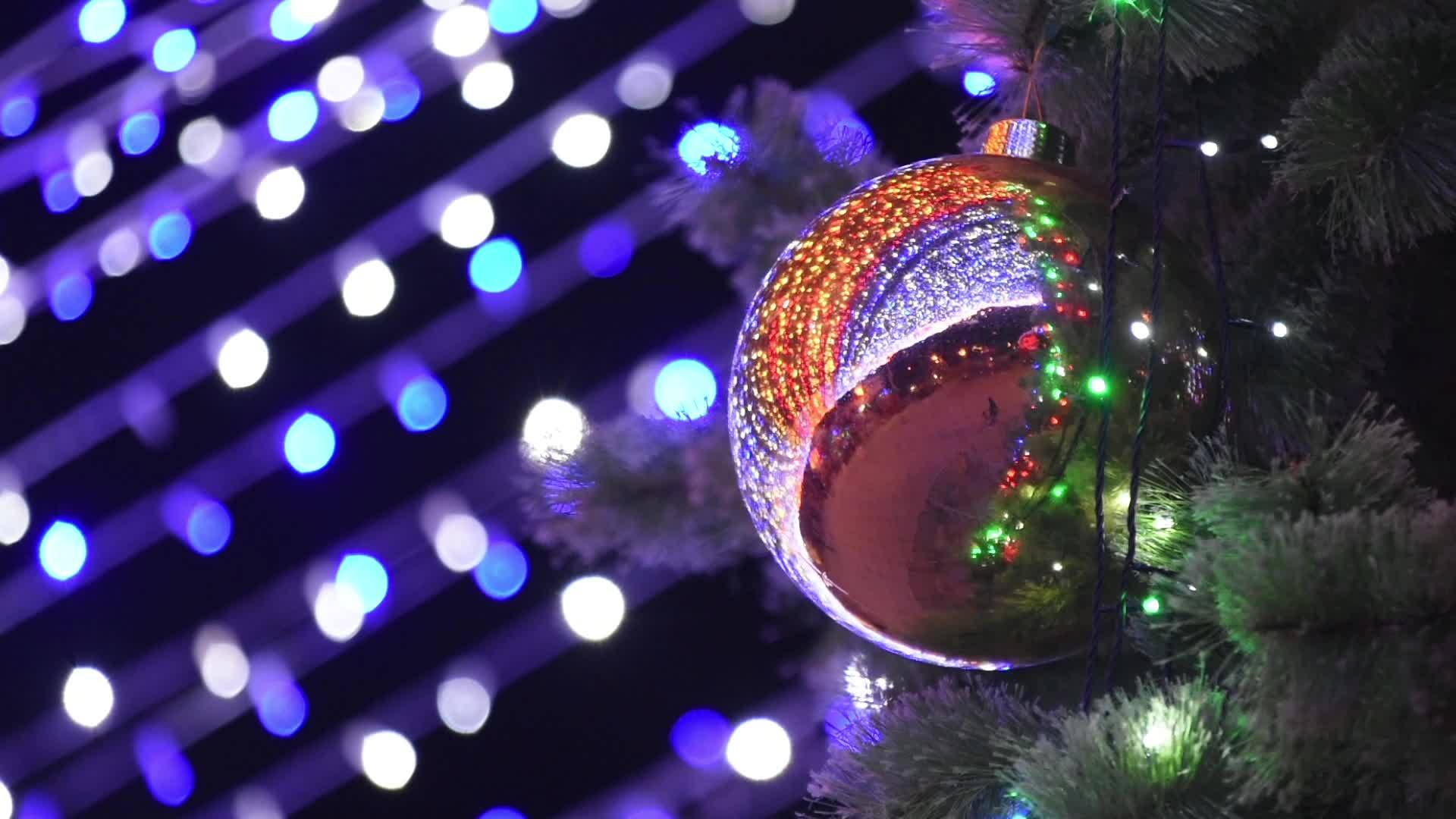 盛大的圣诞舞会挂在树上背景模糊的灯光花岗岩视频的预览图