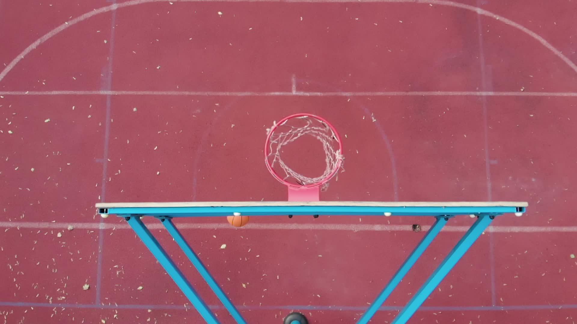 篮球后板高角投掷橙色篮球击中篮球慢速得分视频的预览图