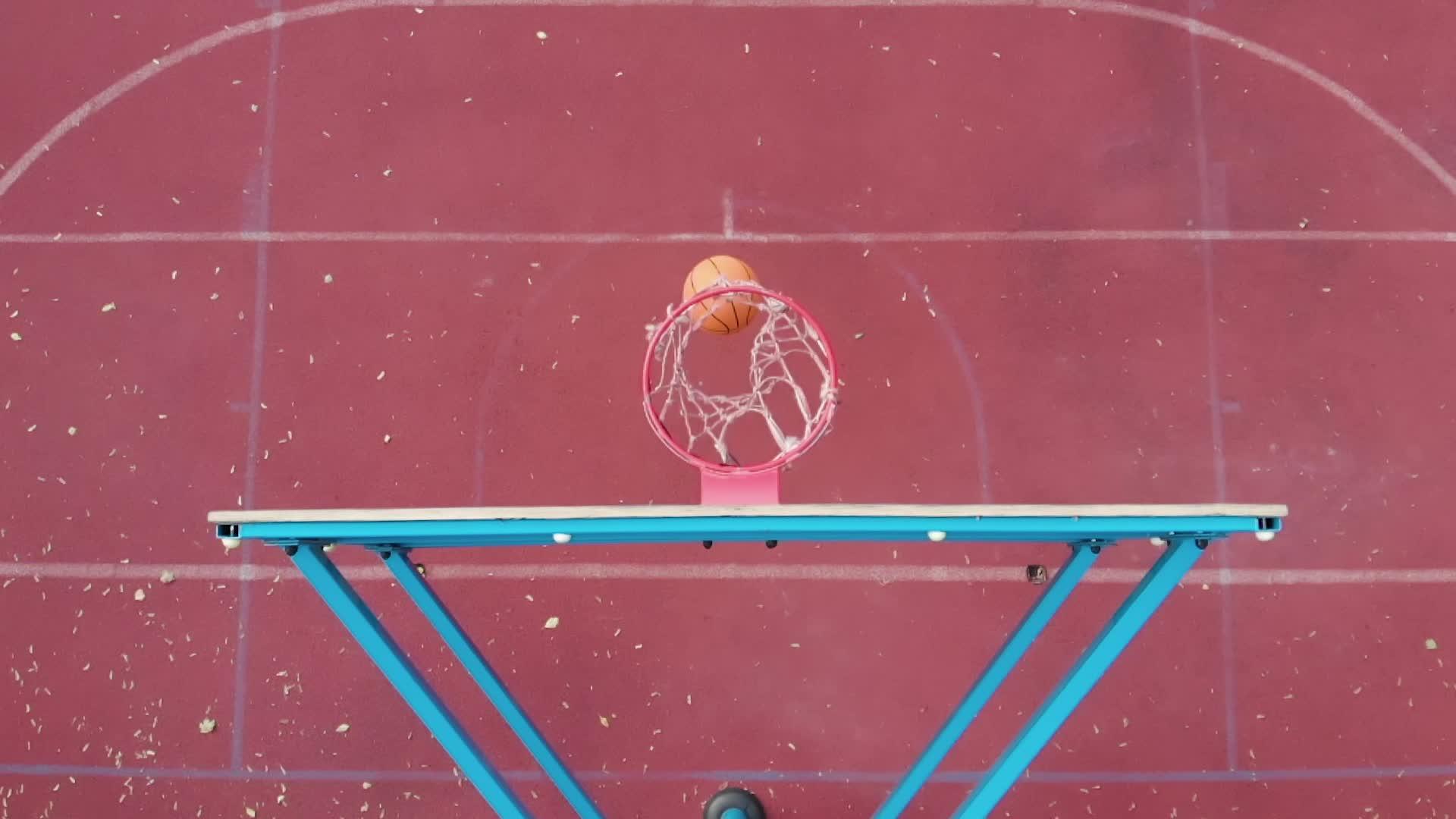 篮球后板上方的顶角抛出橙色篮球击中篮筐慢速得分视频的预览图