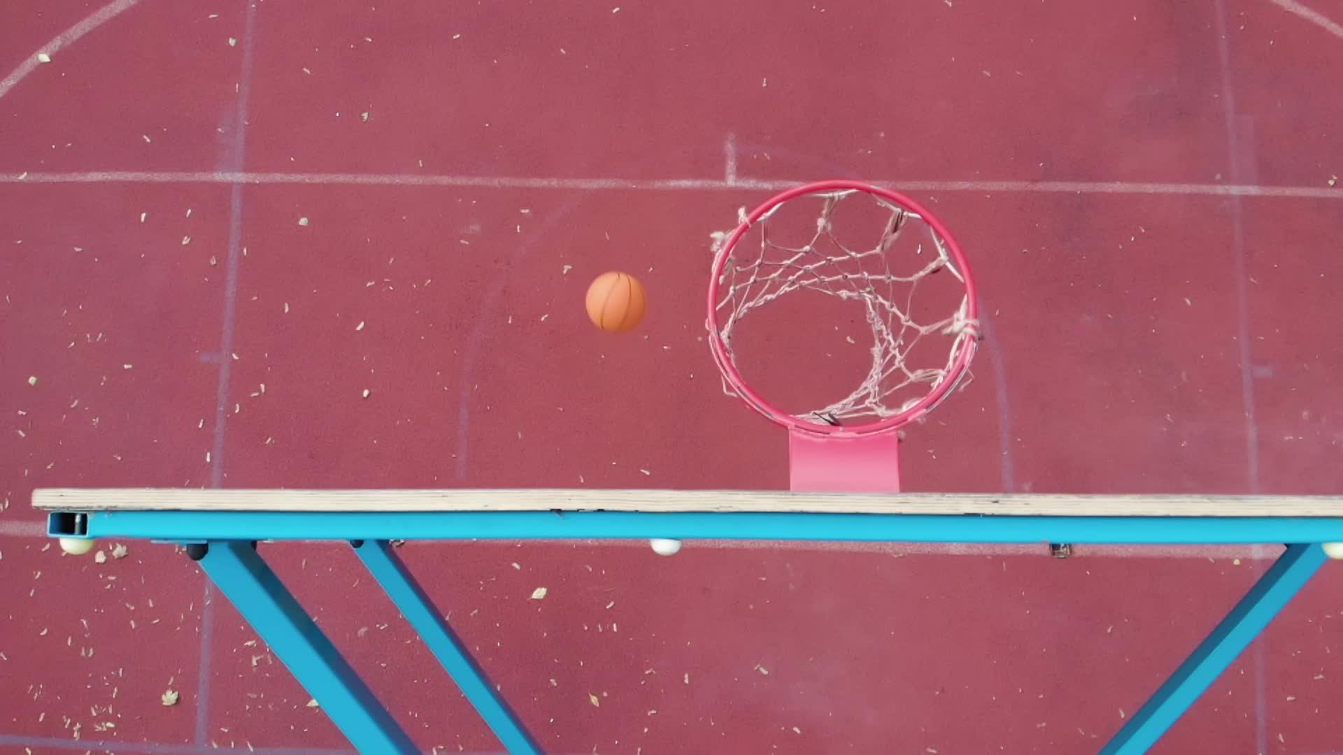篮球后板橙色球击中篮子在户外红色法庭上慢动作得分视频的预览图