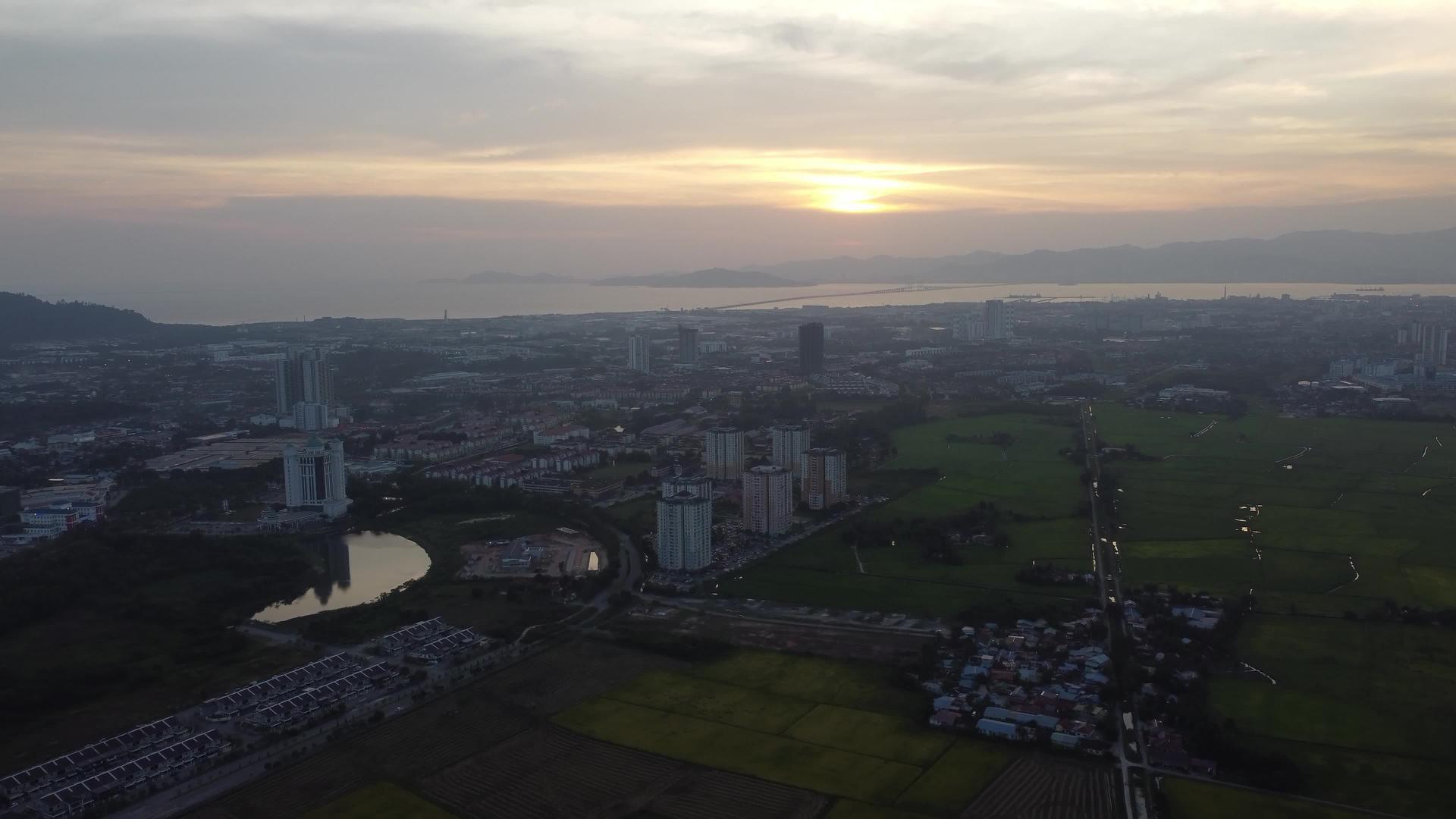 在空中观察马来村的佩达带视频的预览图