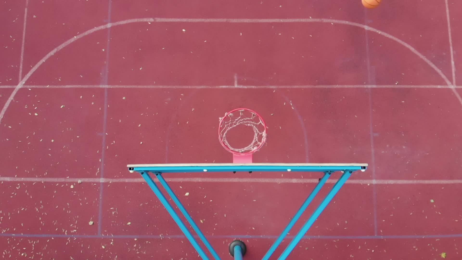 篮球篮板上方的空中顶角橙色篮球没有击中篮筐也没有击中目标视频的预览图