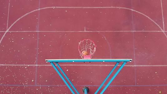 篮球篮板上方的顶角橙色球击中篮筐在室外球场视频的预览图