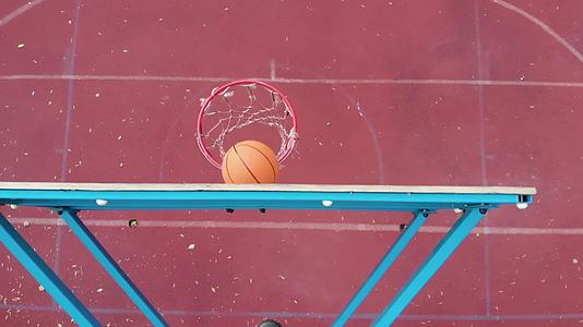 橙色篮球投掷在顶角篮球篮板上击中目标慢动作覆盖树叶视频的预览图